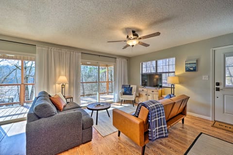 Cozy Beaver Lake Cabin w/ Waterfront View & Kayaks House in Beaver Lake