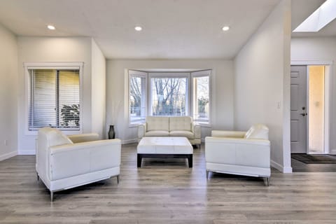 Fully Remodeled Hillsboro Home w/ Home Theater! House in Willamette Valley