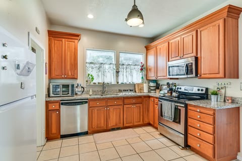 Walk to Crown Zellerbach Trl: PNW 'Celestial Inn' House in Washington