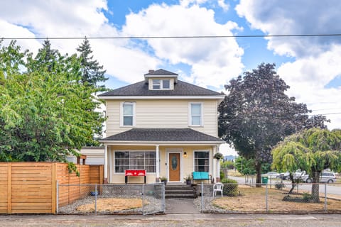 Walk to Crown Zellerbach Trl: PNW 'Celestial Inn' House in Washington