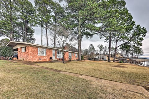Waterfront Home w/ Dock < 3 Mi to Oaklawn Racing! House in Hot Springs