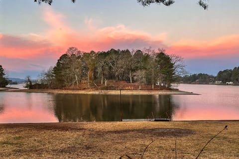 Waterfront Home w/ Dock < 3 Mi to Oaklawn Racing! House in Hot Springs