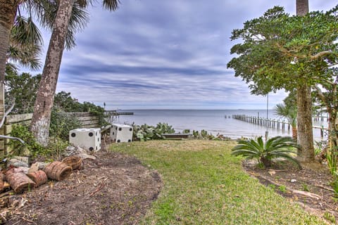 Walk to Coast: Galveston Bay Retreat w/ Grill Villa in San Leon