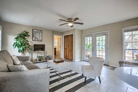 Walk to Coast: Galveston Bay Retreat w/ Grill Villa in San Leon