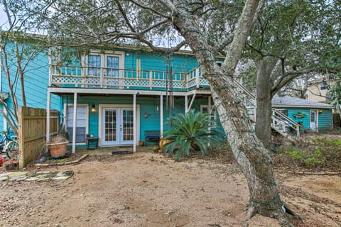 Walk to Coast: Galveston Bay Retreat w/ Grill Villa in San Leon