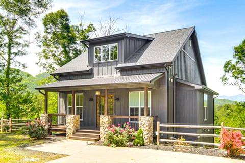Waynesville House: Fire Pit + Mountain Views! House in Tennessee