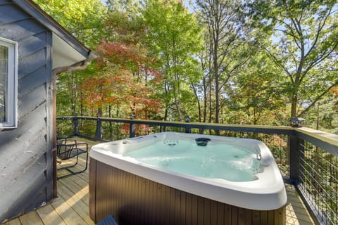 Hot Tub & Pet-Friendly! Gatlinburg Resort Cabin House in Gatlinburg