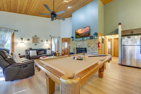 Hot Tub & Pet-Friendly! Gatlinburg Resort Cabin House in Gatlinburg