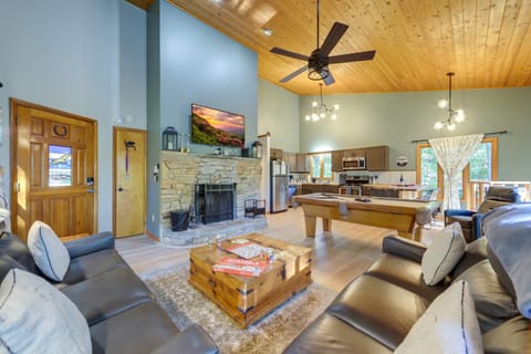 Hot Tub & Pet-Friendly! Gatlinburg Resort Cabin House in Gatlinburg