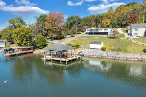 Family Lake Retreat w/ Screened Deck! House in Smith Mountain Lake