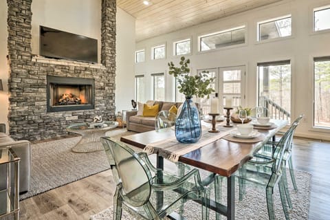 Broken Bow Cabin: Luxe Outdoor Area & Hot Tub House in Oklahoma