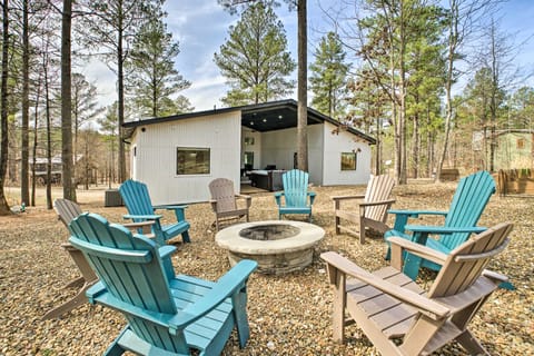 Broken Bow Cabin: Luxe Outdoor Area & Hot Tub House in Oklahoma