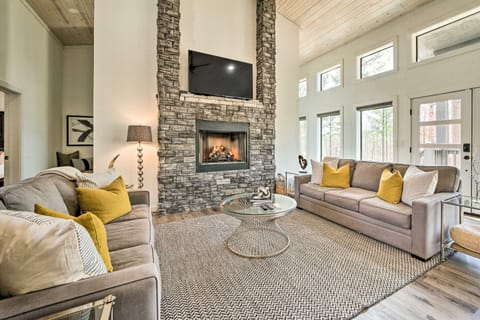 Broken Bow Cabin: Luxe Outdoor Area & Hot Tub House in Oklahoma