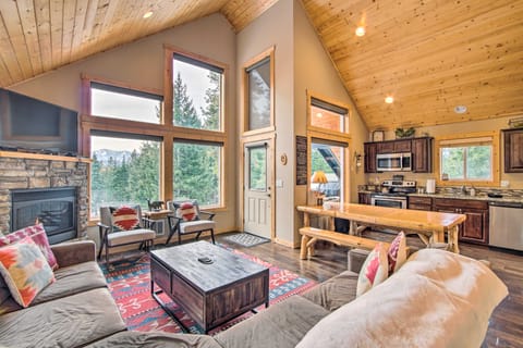 Ronald Cabin w/ Private Hot Tub Near Lake & Trails House in Ronald