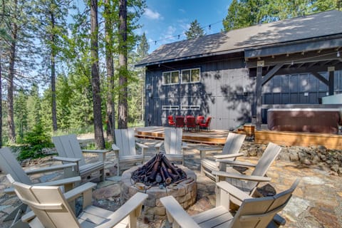 Ronald Cabin w/ Private Hot Tub Near Lake & Trails House in Ronald