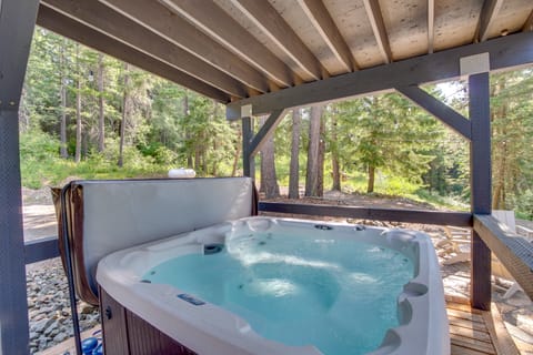 Ronald Cabin w/ Private Hot Tub Near Lake & Trails House in Ronald