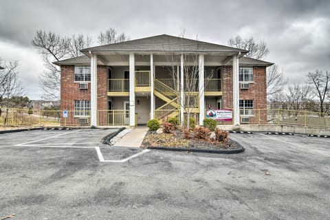 Branson Condo w/ Pool & Golf Course Views! Apartment in Branson