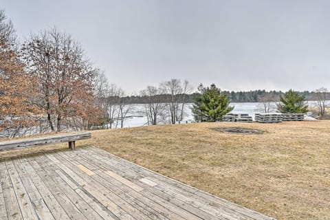 Waterfront Castle Rock Lake Cabin w/ Deck & Grill House in Castle Rock Lake
