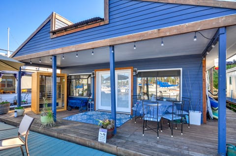 Portland Floating Home Getaway w/ Sauna! House in Vancouver