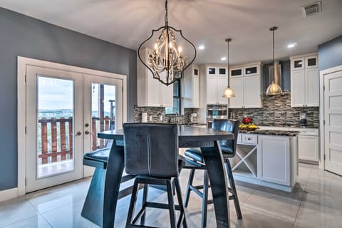 Austin Vacation Rental: 2 Mi to Lake Travis! House in Lake Austin