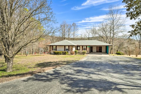 Missouri Retreat ~ 7 Mi to Silver Dollar City House in Table Rock Lake
