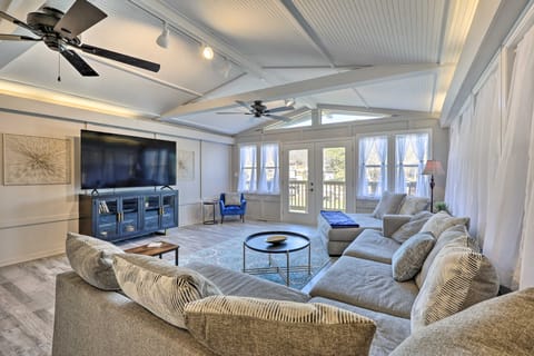 Private Dock & Deck: Lakefront Hot Springs Home! House in Rockwell