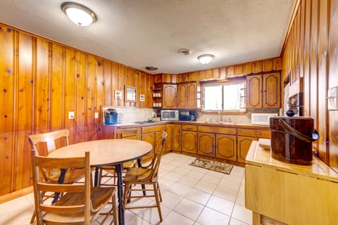 Pet-Friendly Youngstown Cottage w/ Yard Cottage in Boardman