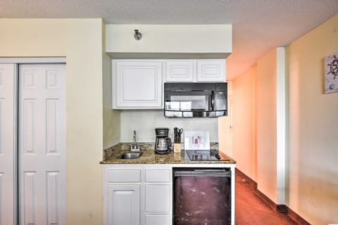 Daytona Beach Studio w/ Pool + Ocean Access! Apartment in Daytona Beach Shores