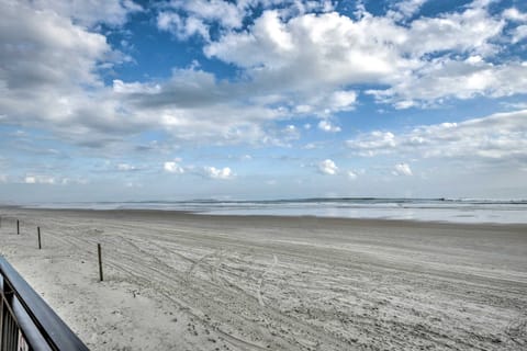 Daytona Beach Studio w/ Pool + Ocean Access! Apartment in Daytona Beach Shores