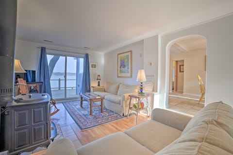 Fireplace! Waterfront Gem Near Leelanau Wine Trail Cottage in Michigan