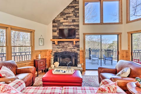 Resort-Style Home w/ Hot Tub in Ellijay Cottage in Georgia