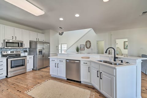 Pool Access & Steps to Beach: Coastal Getaway! Apartment in Alabama