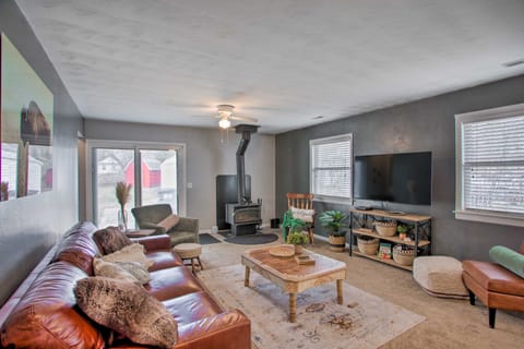 Peaceful Cottage ~ 8 Mi to Downtown Toledo! Cottage in Toledo