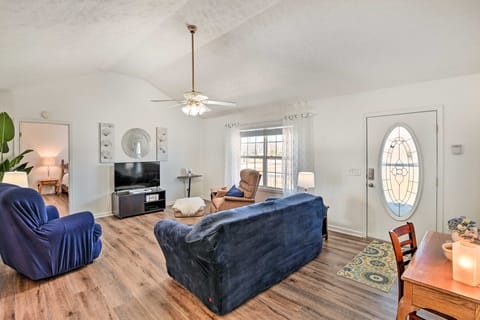 Normandy Home w/ Yard ~ 2 Mi to Lake House in Tennessee