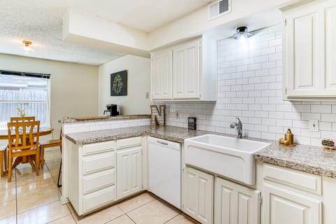 4 Mi to World Cup: Fort Worth Townhome! Apartment in Arlington