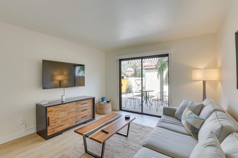 Bright Townhome in Carlsbad 1 Mile to Beach! Apartment in Carlsbad