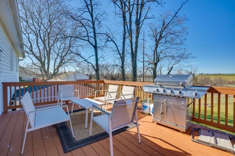Deck & Grill: Convenient Home in Hummelstown House in Hershey