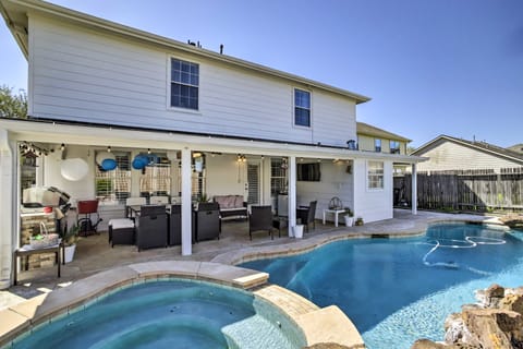 Luxe Home 30 Miles to Houston w/ Pool & Grill House in Cypress