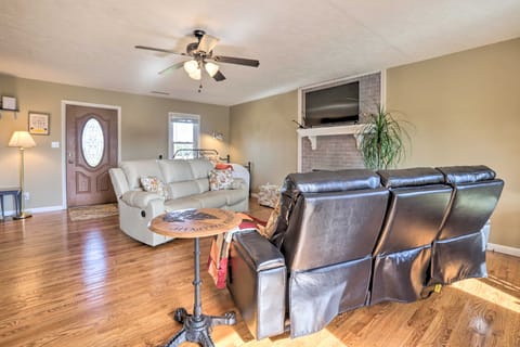 Family Home w/ Deck, 2 Mi to Lake Cumberland House in Lake Cumberland