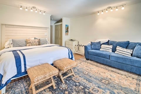 Balcony + Pool Access! Couples Escape in Lake Lure Apartment in Lake Lure