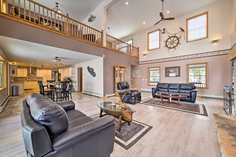 Spacious Lakefront Home w/ Sunroom & Bar! House in Michigan