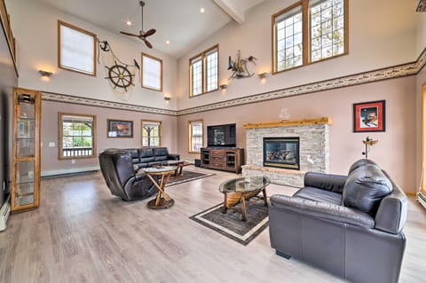 Spacious Lakefront Home w/ Sunroom & Bar! House in Michigan