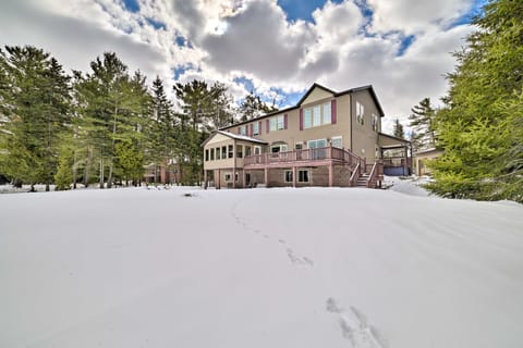 Spacious Lakefront Home w/ Sunroom & Bar! House in Michigan