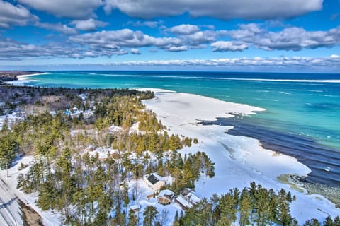 Spacious Lakefront Home w/ Sunroom & Bar! House in Michigan