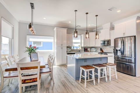 Private Dock & Patio: Waterfront Galveston Retreat House in Terramar Beach