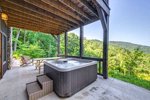 Hot Tub + Pool Table: Cozy Franklin Cabin! House in Tennessee