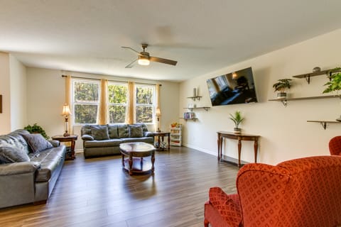 Private Backyard! Spacious Home 25 Mi to Columbus House in Ohio