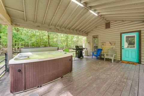 Broken Bow Getaway: Hot Tub, Grill & Fire Pit House in Broken Bow