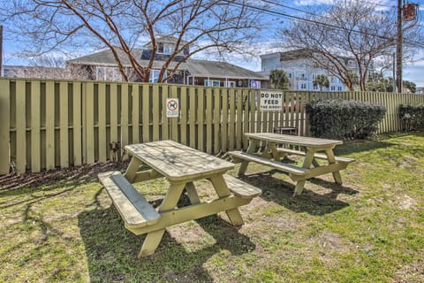 Cozy Carolina Beach Condo w/ Ocean Views! Apartment in Carolina Beach