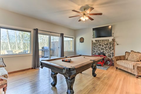 Game Room, Fire Pit: Family-Friendly Poconos Haven House in Middle Smithfield